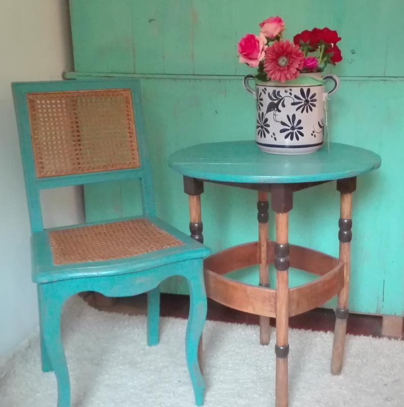 Turquoise webbing stoel met oud hout  bijzet tafeltje turquoise blad.